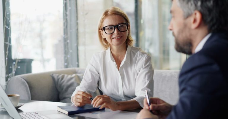 découvrez les clés d'une communication efficace pour améliorer vos relations personnelles et professionnelles. apprenez à écouter activement, à exprimer vos idées clairement et à surmonter les obstacles de la communication pour renforcer vos interactions.