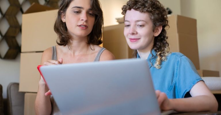 découvrez l'approche du consultative selling, une méthode de vente centrée sur l'écoute active et la compréhension des besoins des clients. apprenez à établir des relations durables et à proposer des solutions sur mesure qui répondent parfaitement aux attentes de vos clients. transformez vos interactions commerciales en véritables conversations consultatives pour maximiser vos résultats.